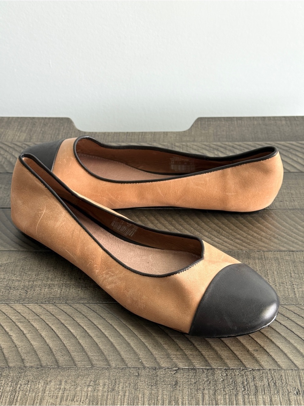 Fossil Two-Tone Tan and Black Women’s Ballet Flats Size 9.5
